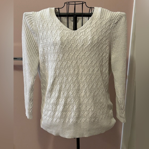 White sweater with pretty front design - Picture 1 of 4
